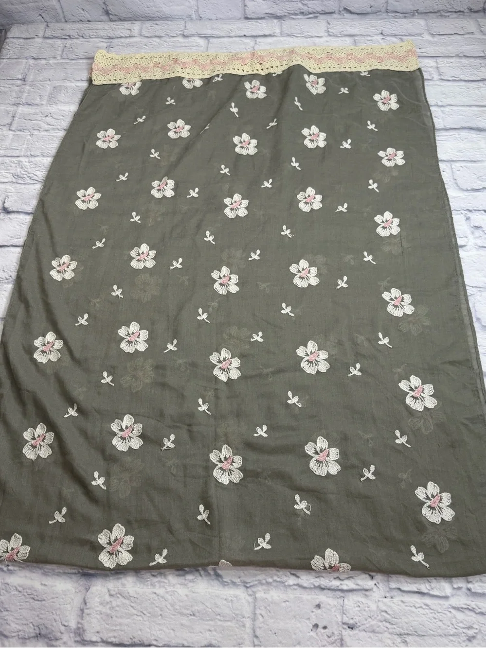 Boho Chic Gray Scarf/Wrap w/Cream/Pink Crochet Floral Design & Trim. Feminine.